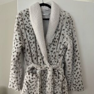 Very soft robe 
Stars Above 
extra large -run small
New never worn